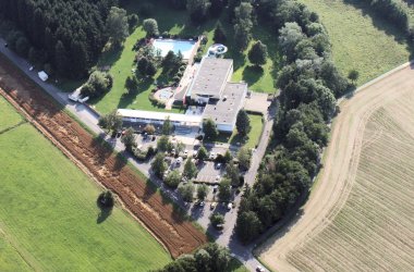 Außenansicht Mons-Tabor-Bad aus der Luft