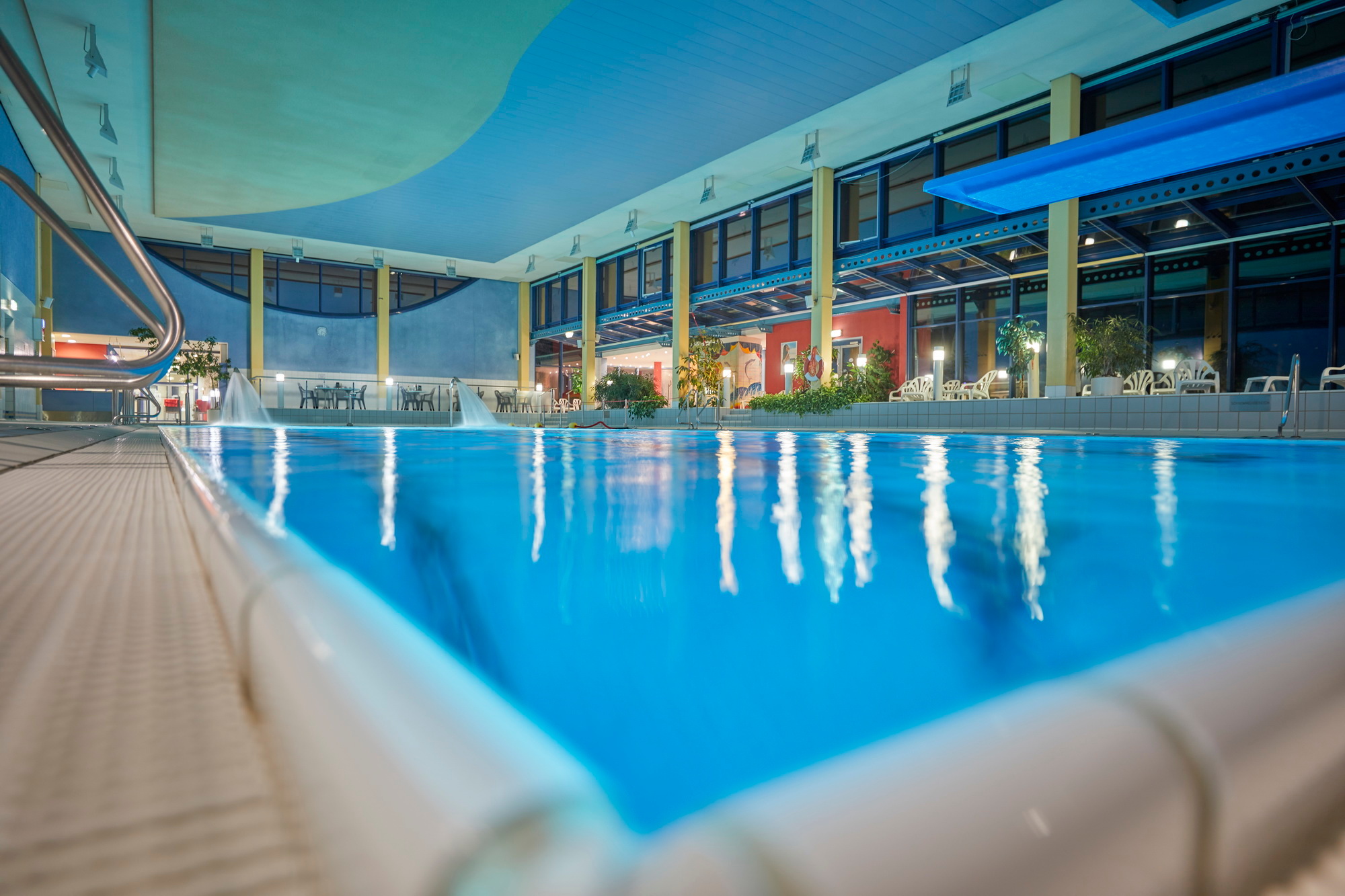 Innenansicht Mons-Tabor-Bad Schwimmbecken