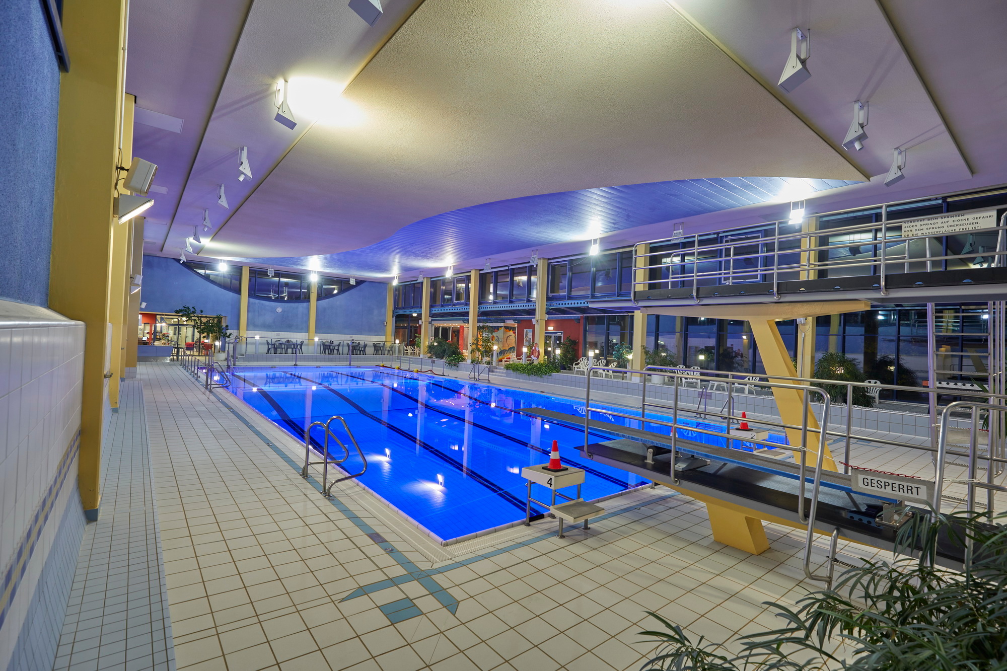 Innenansicht Mons-Tabor-Bad Schwimmbecken