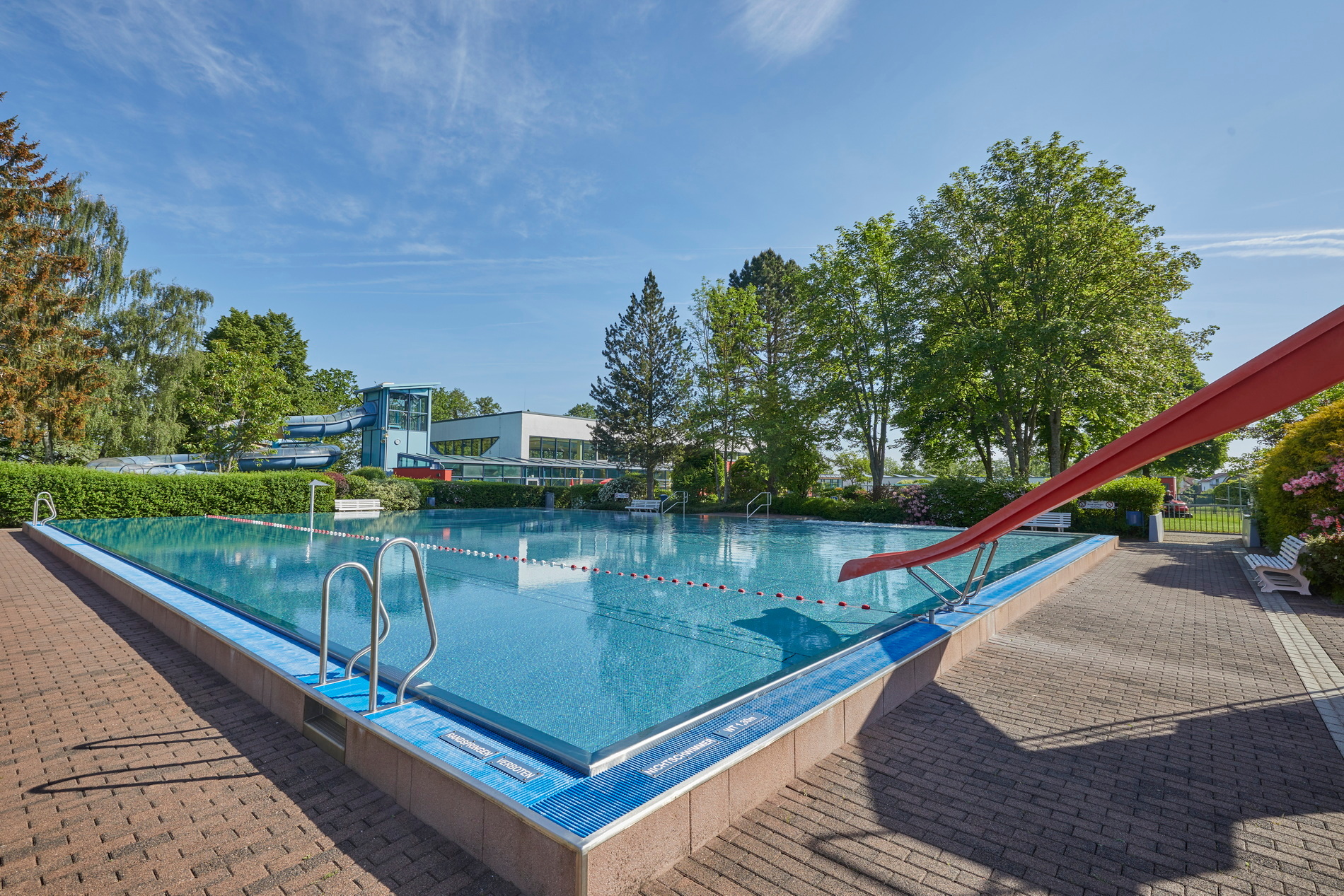Außenansicht Freibadbecken