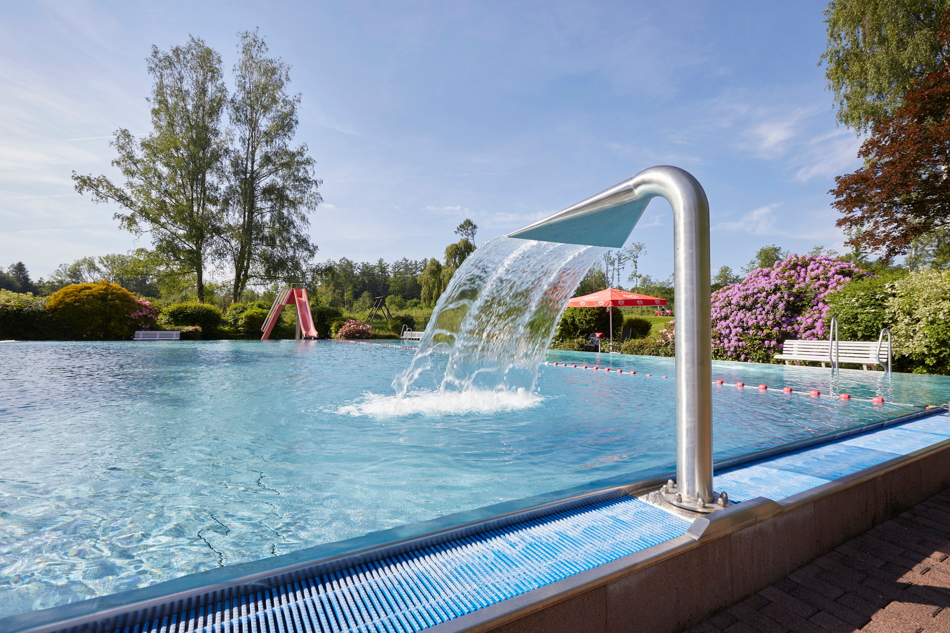 Außenansicht Freibadbecken mit Schwalldusche