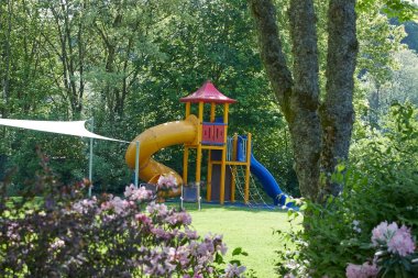 Außenansicht Rutschturm Spielplatz