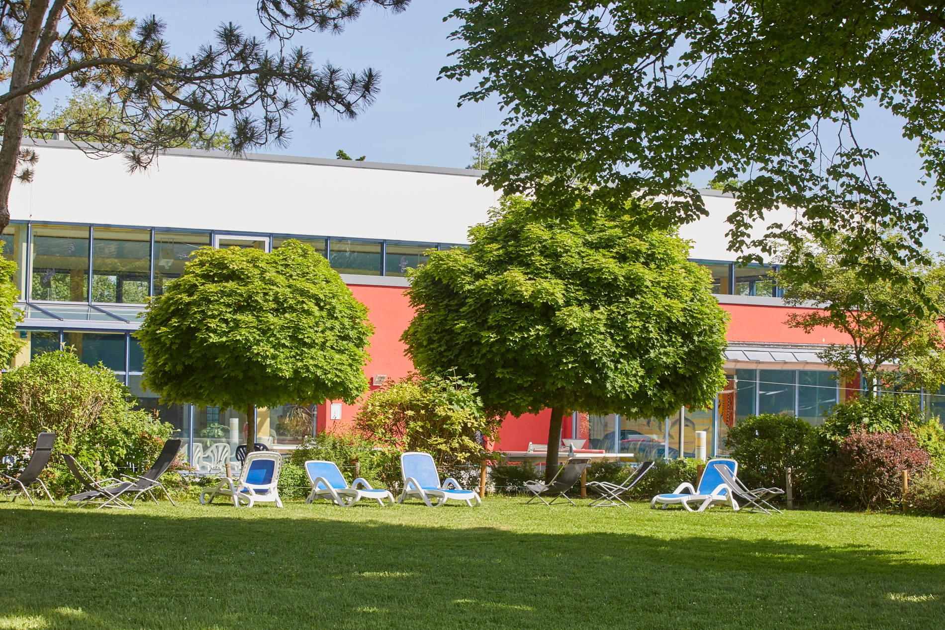 Außenansicht Liegewiese mit Blick auf Bad